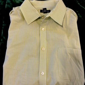 XL green and white men’s gingham button down shirt.